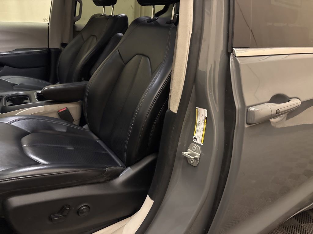 Used 2023 Chrysler Pacifica Touring-L image 11