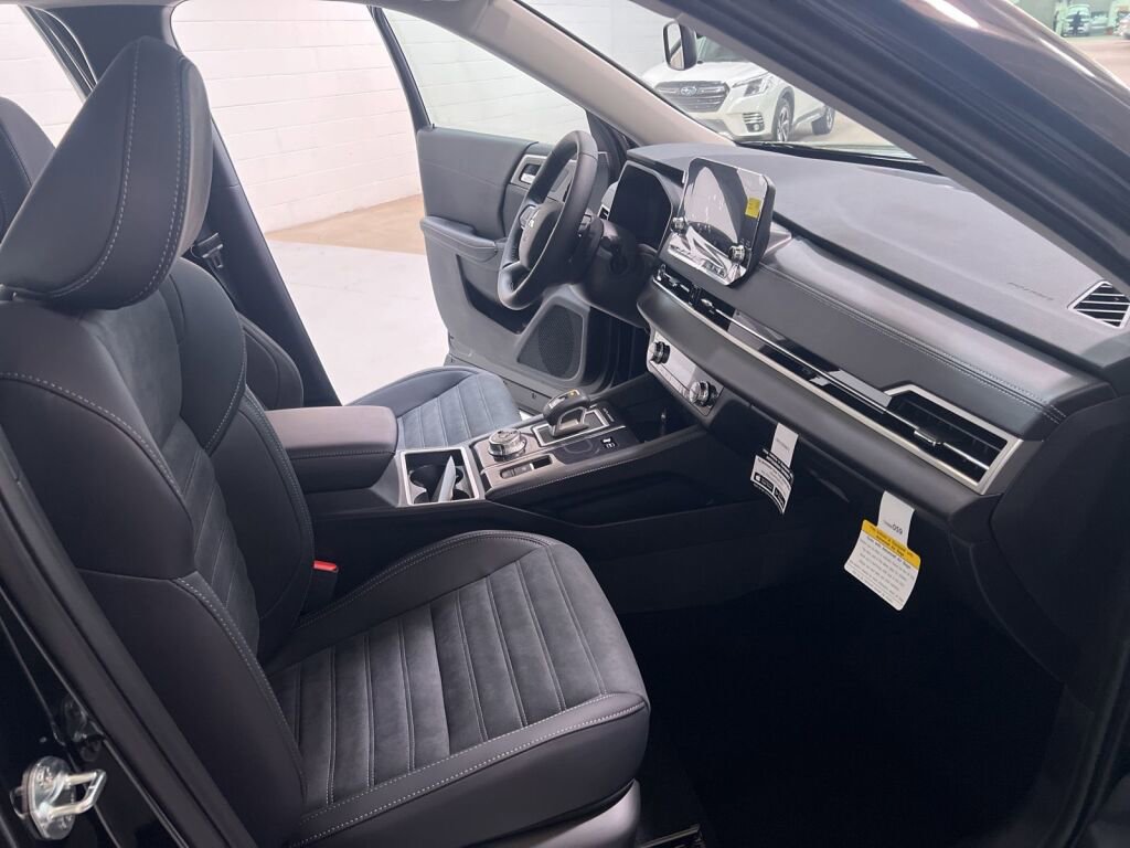 New 2025 Mitsubishi Outlander SE image 14