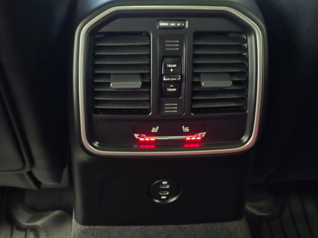 Certified 2024 Porsche Macan image 20