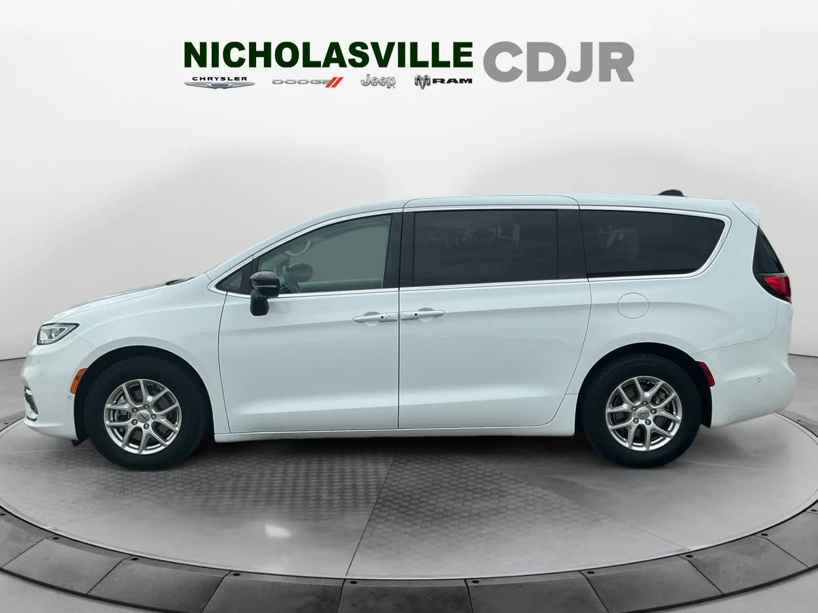 Used 2024 Chrysler Pacifica Touring-L FWD image 2