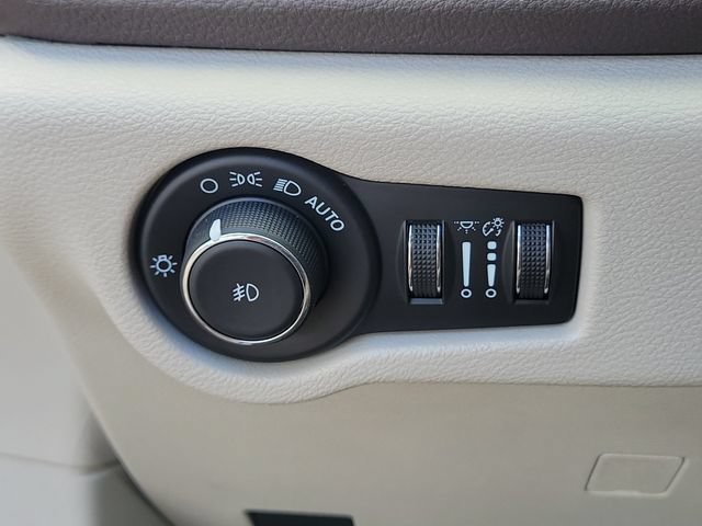 Used 2021 Chrysler Pacifica Touring-L FWD image 23