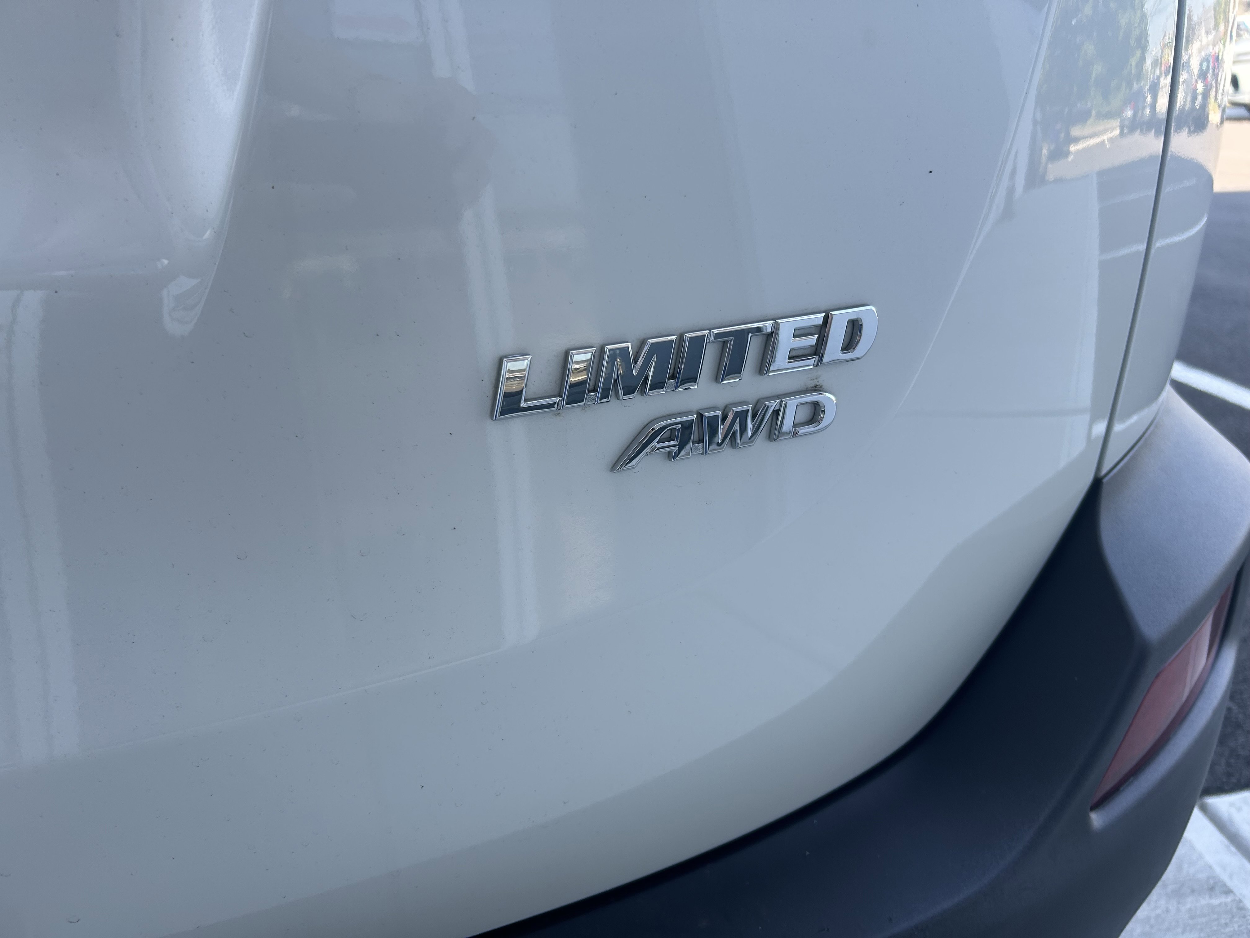 Used 2015 Toyota RAV4 Limited image 23