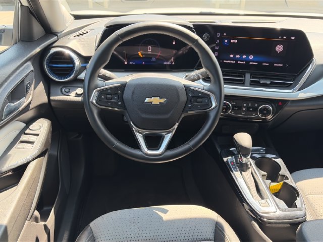 Used 2025 Chevrolet Trax LT w/ LT Convenience Package FWD image 14