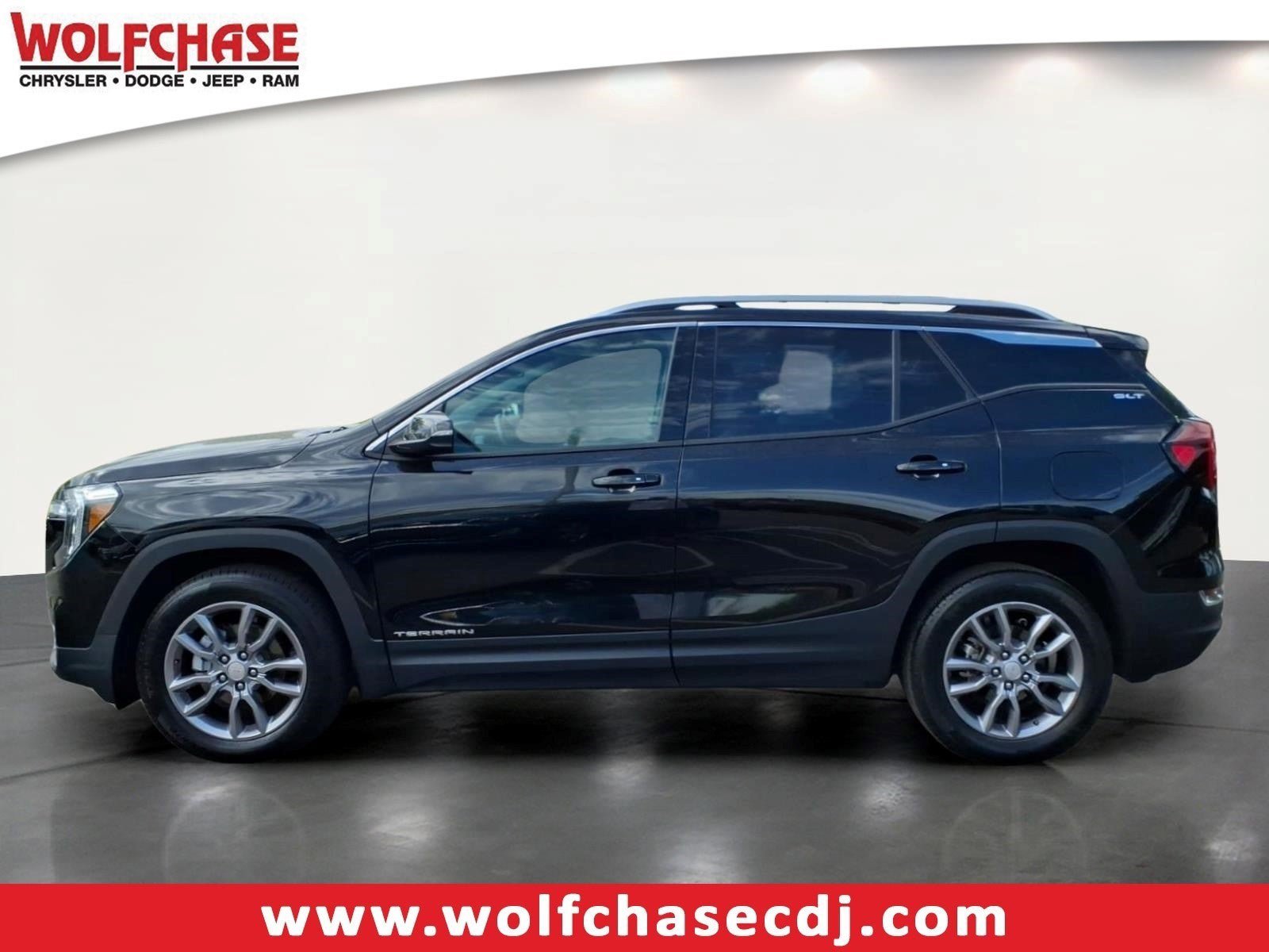 Used 2024 GMC Terrain SLT AWD/4WD image 2