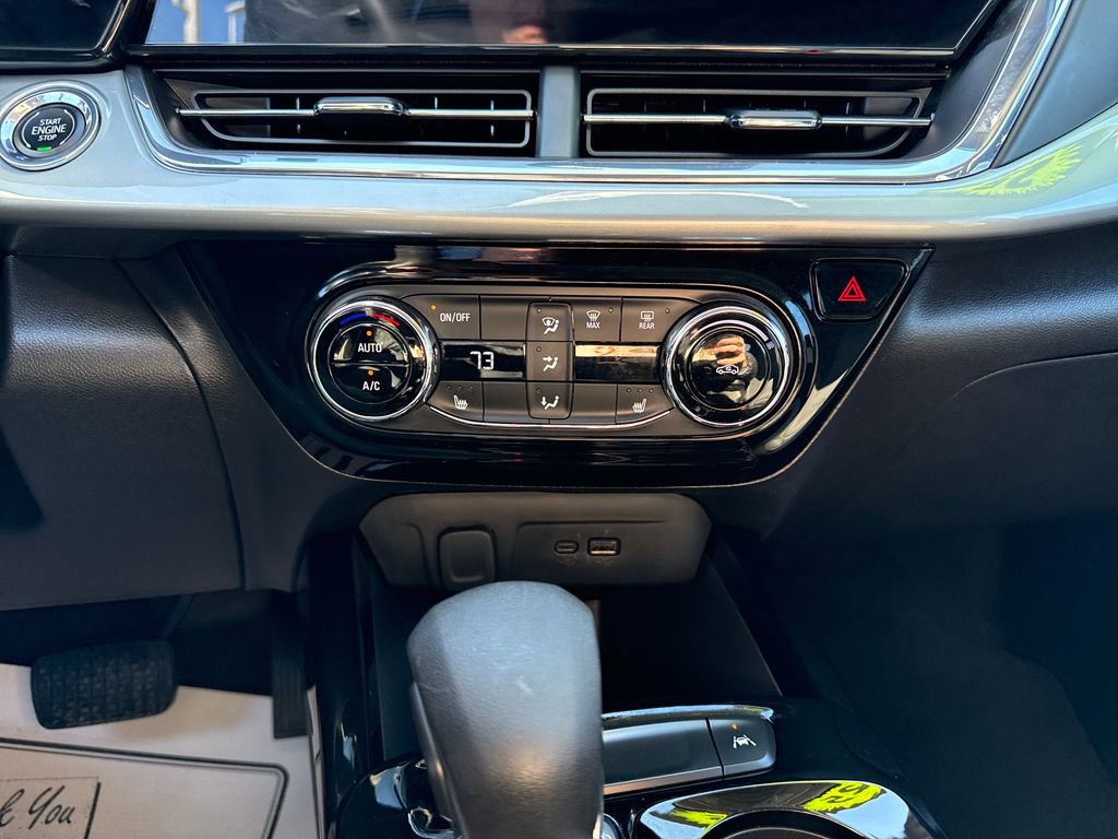 Used 2025 Chevrolet Trax LT w/ LT Convenience Package image 21