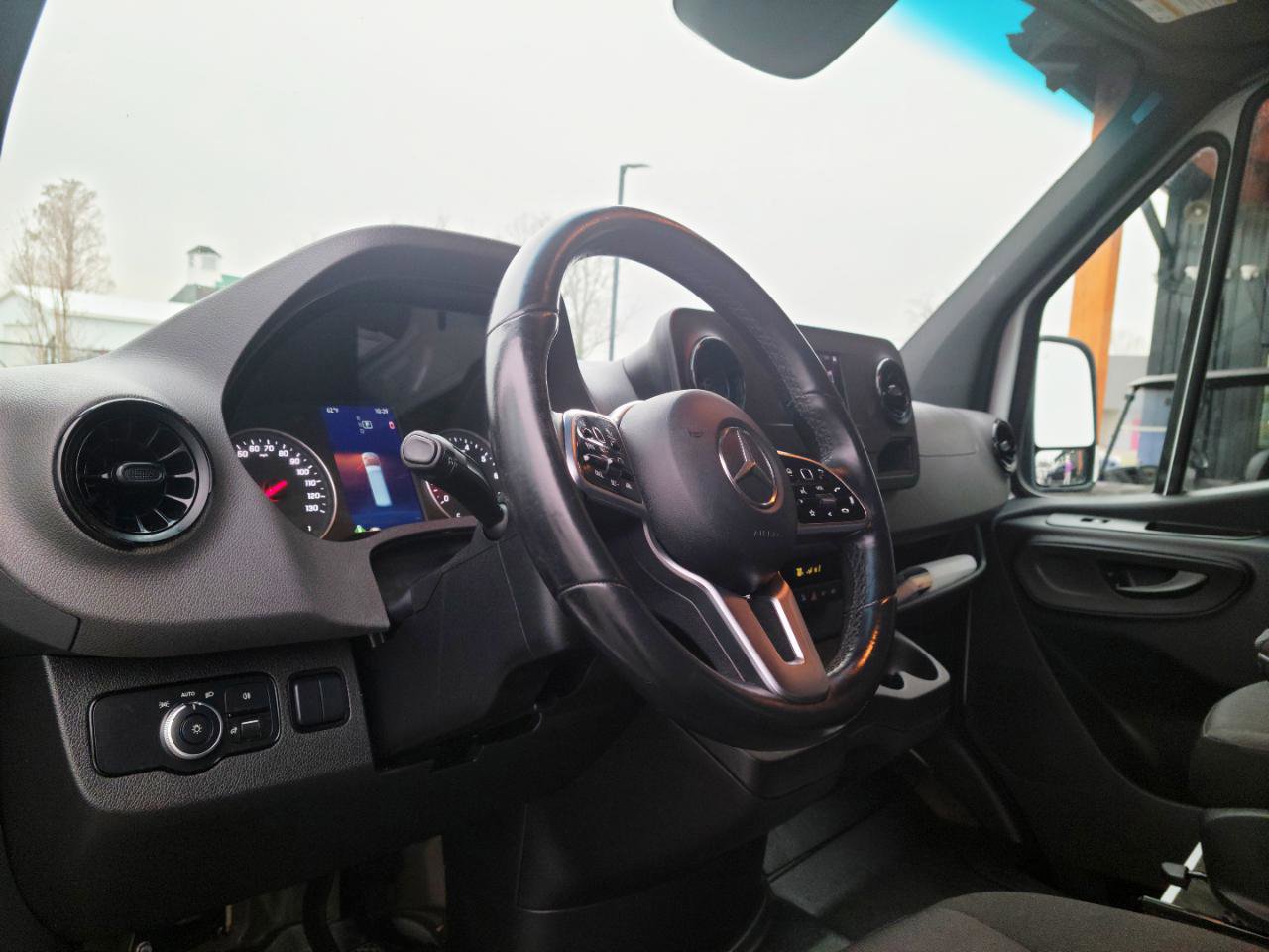 Used 2022 Mercedes-Benz Sprinter 1500 image 9