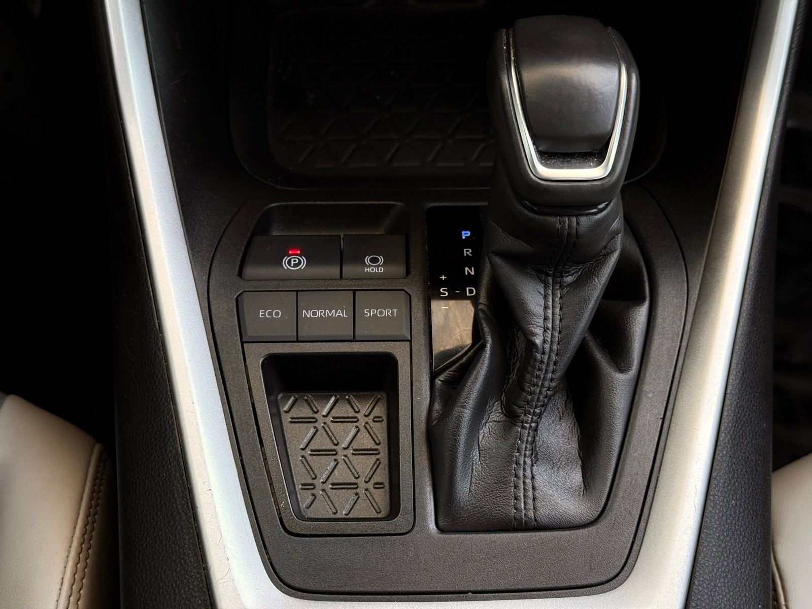 Used 2022 Toyota RAV4 XLE Premium image 40