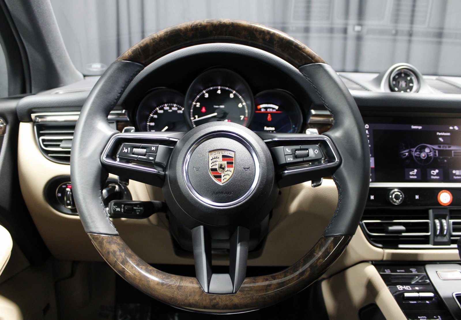 Certified 2025 Porsche Macan image 27