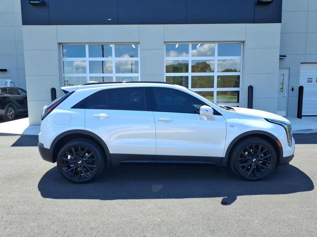 Used 2022 Cadillac XT4 Sport w/ LPO, ONYX Package FWD image 2