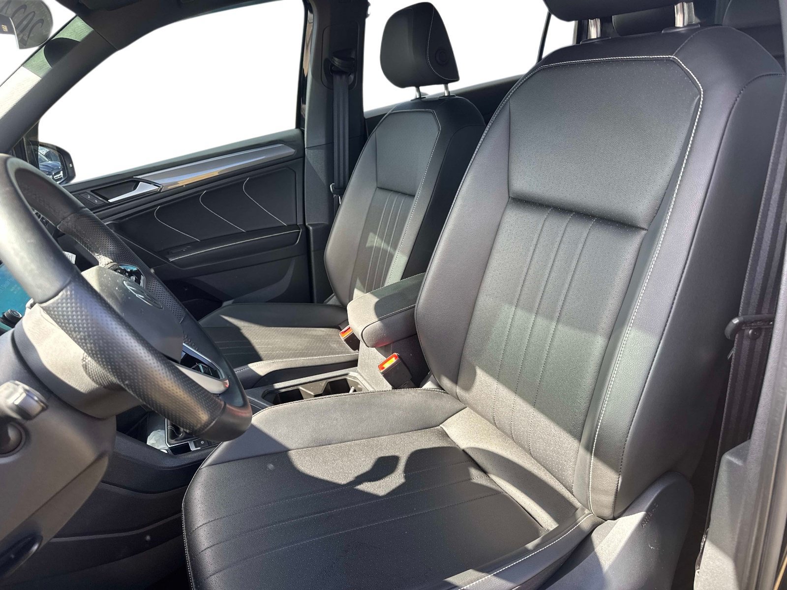Used 2024 Volkswagen Tiguan SE R-Line w/ MDO Package, Three-Row FWD image 17