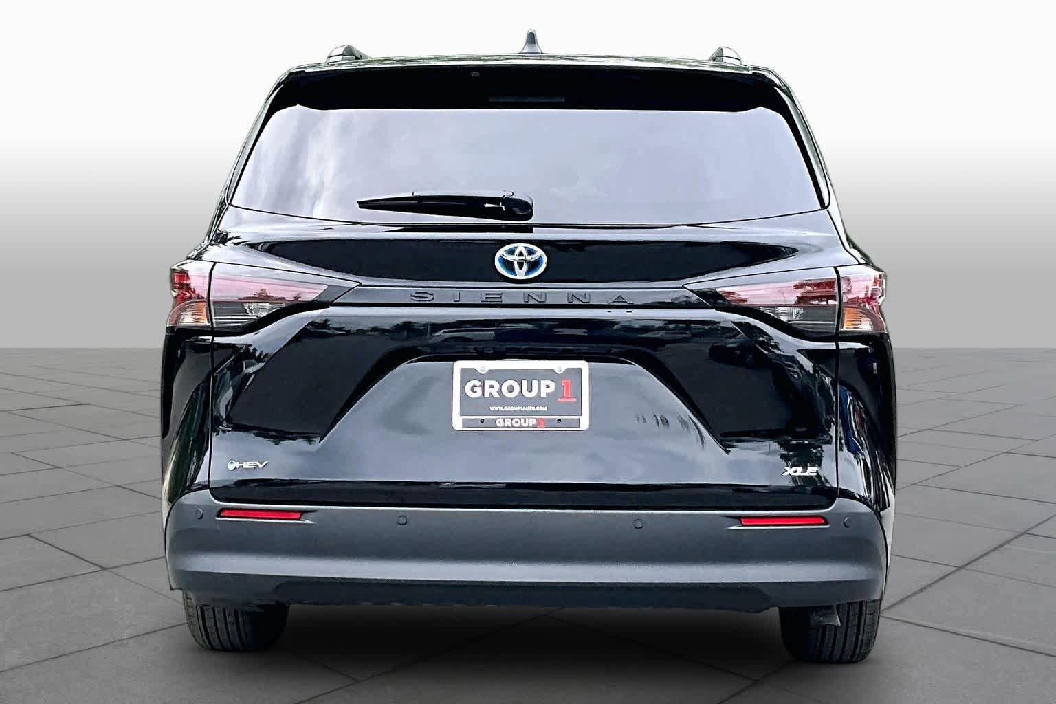 Certified 2025 Toyota Sienna XLE FWD image 5