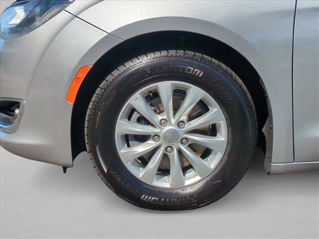 Used 2017 Chrysler Pacifica Touring-L image 22