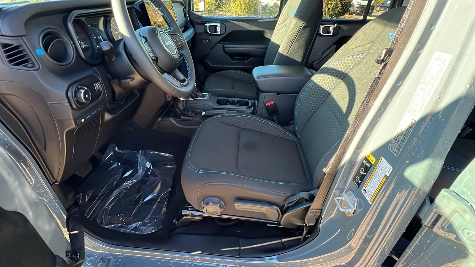 Used 2025 Jeep Wrangler Unlimited Rubicon 4xe w/ Convenience Group image 16