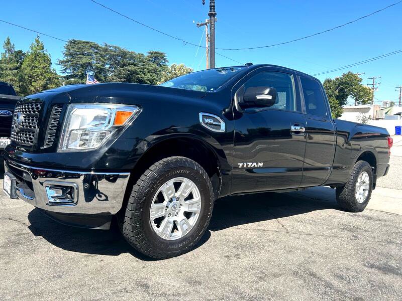 Used 2017 Nissan Titan SV image 1