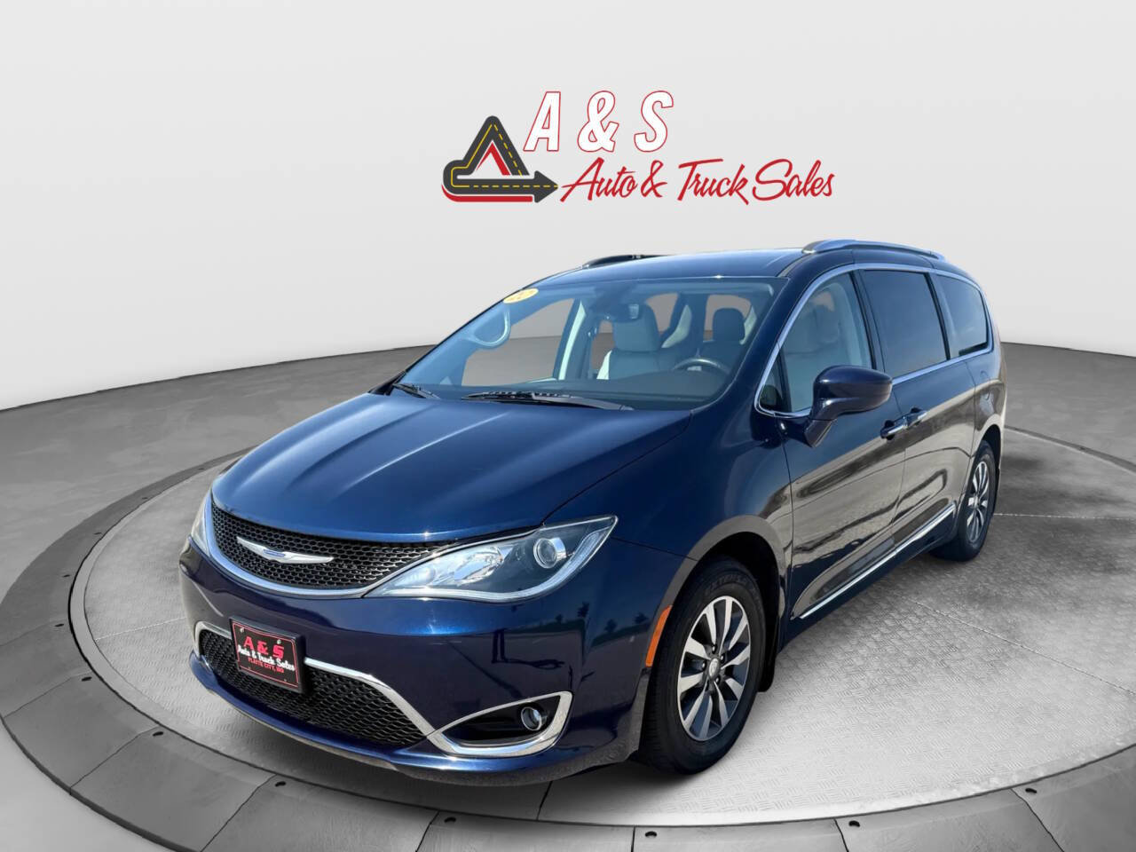 Used 2020 Chrysler Pacifica Touring-L Plus FWD image 3