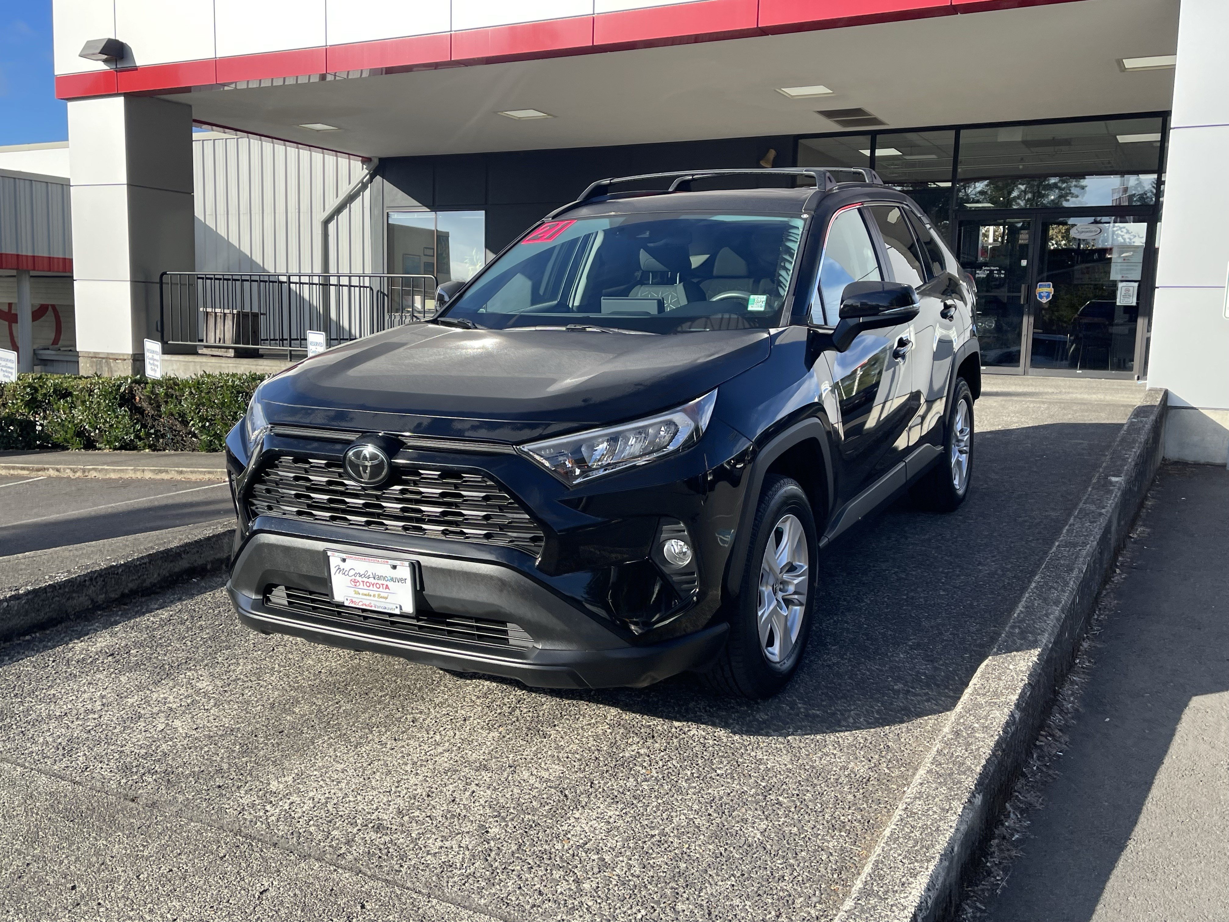 Certified 2021 Toyota RAV4 XLE w/ Convenience Package AWD/4WD image 4