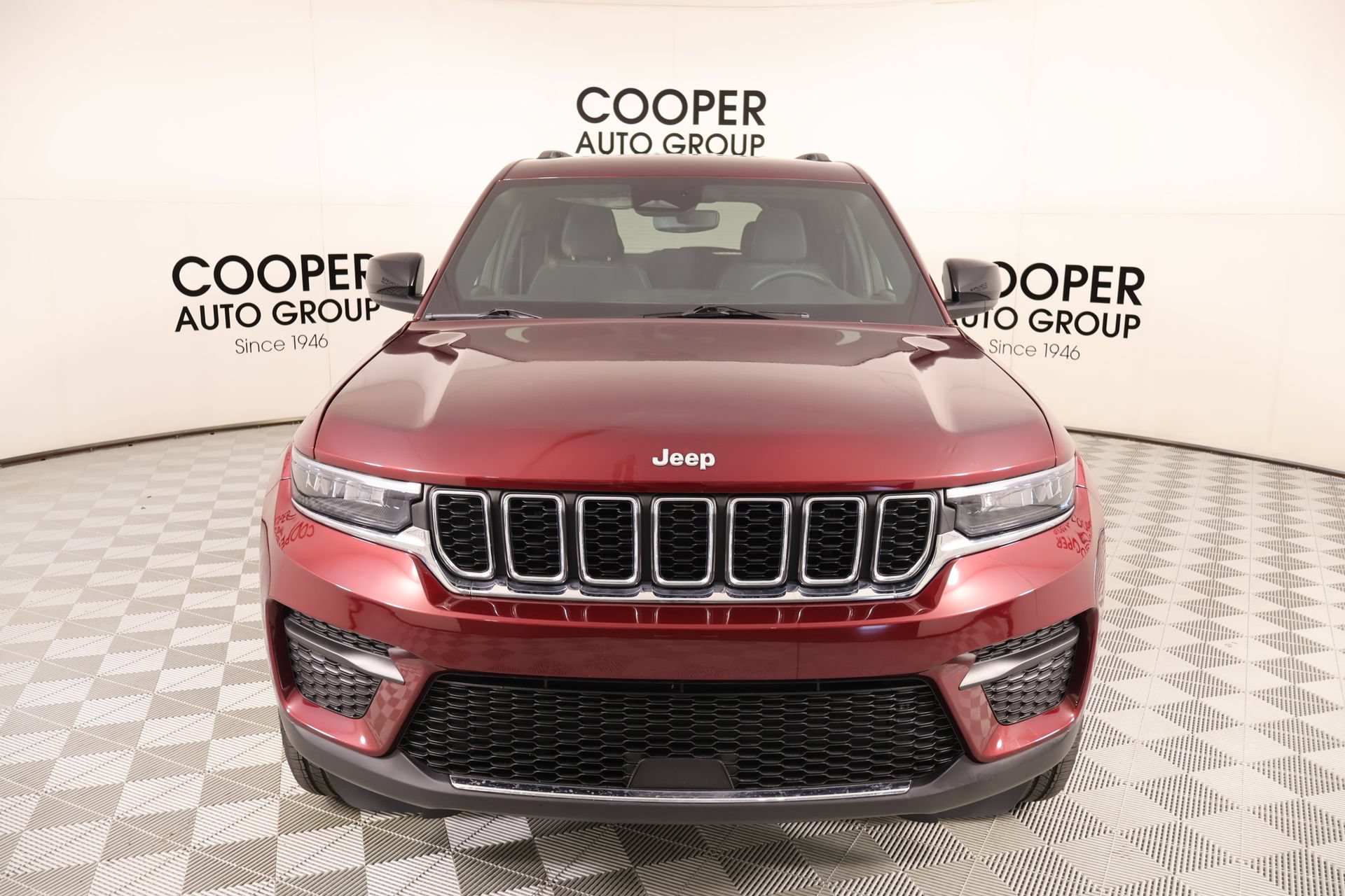 Used 2024 Jeep Grand Cherokee Laredo w/ Luxury Tech Group I AWD/4WD image 9