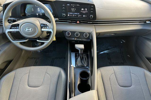 Used 2025 Hyundai Elantra SE image 14