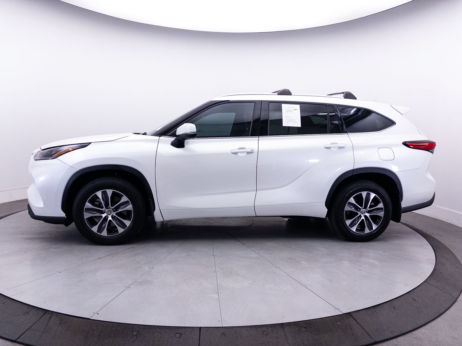 Used 2021 Toyota Highlander XLE AWD/4WD image 45