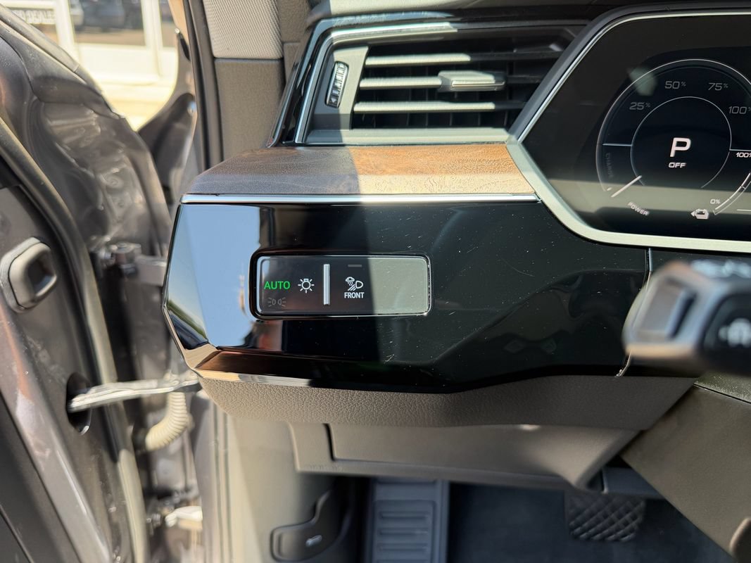 Used 2019 Audi e-tron Prestige w/ Prestige Package AWD/4WD image 43