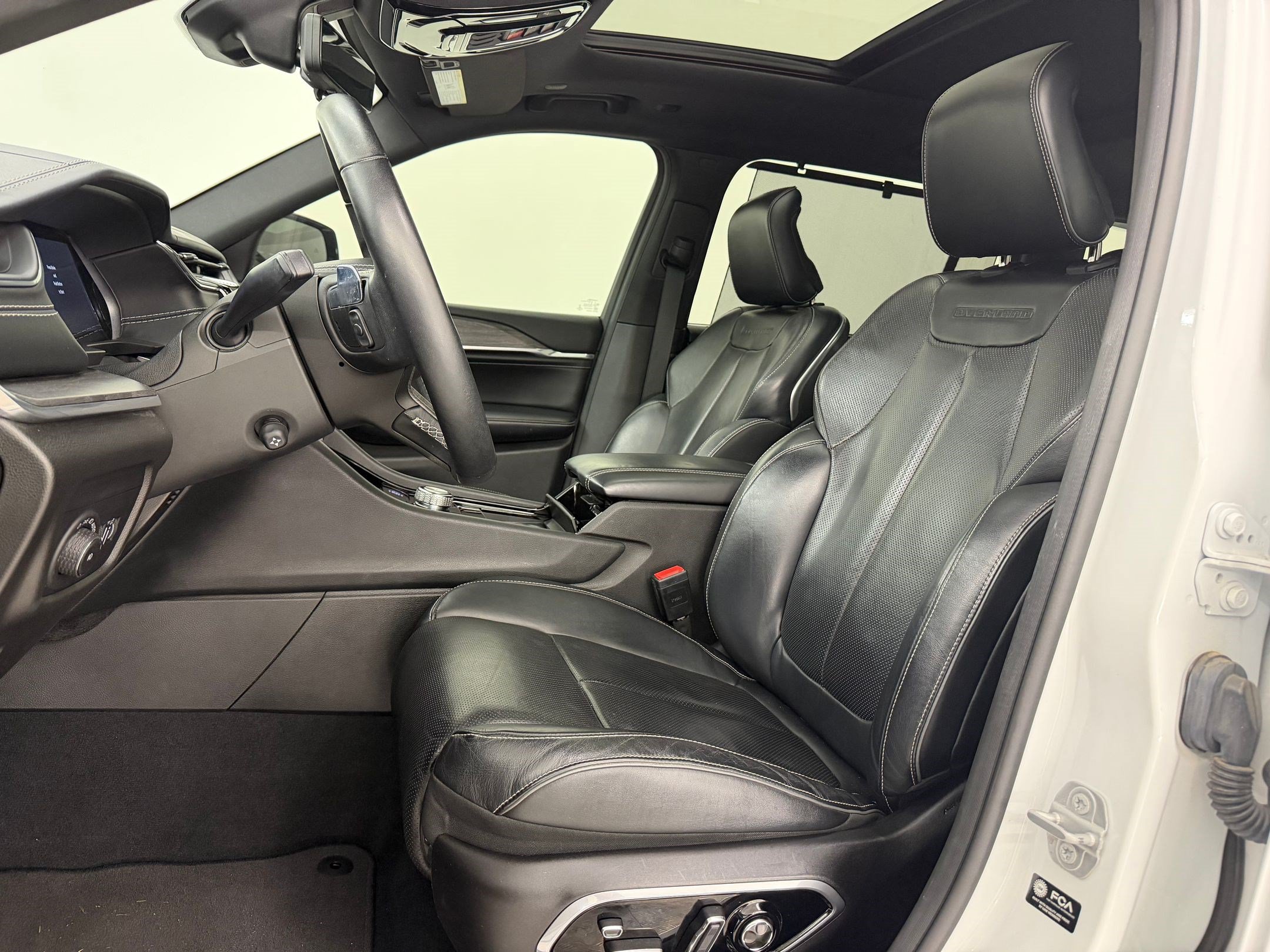 Used 2022 Jeep Grand Cherokee L Overland w/ Luxury Tech Group IV AWD/4WD image 5