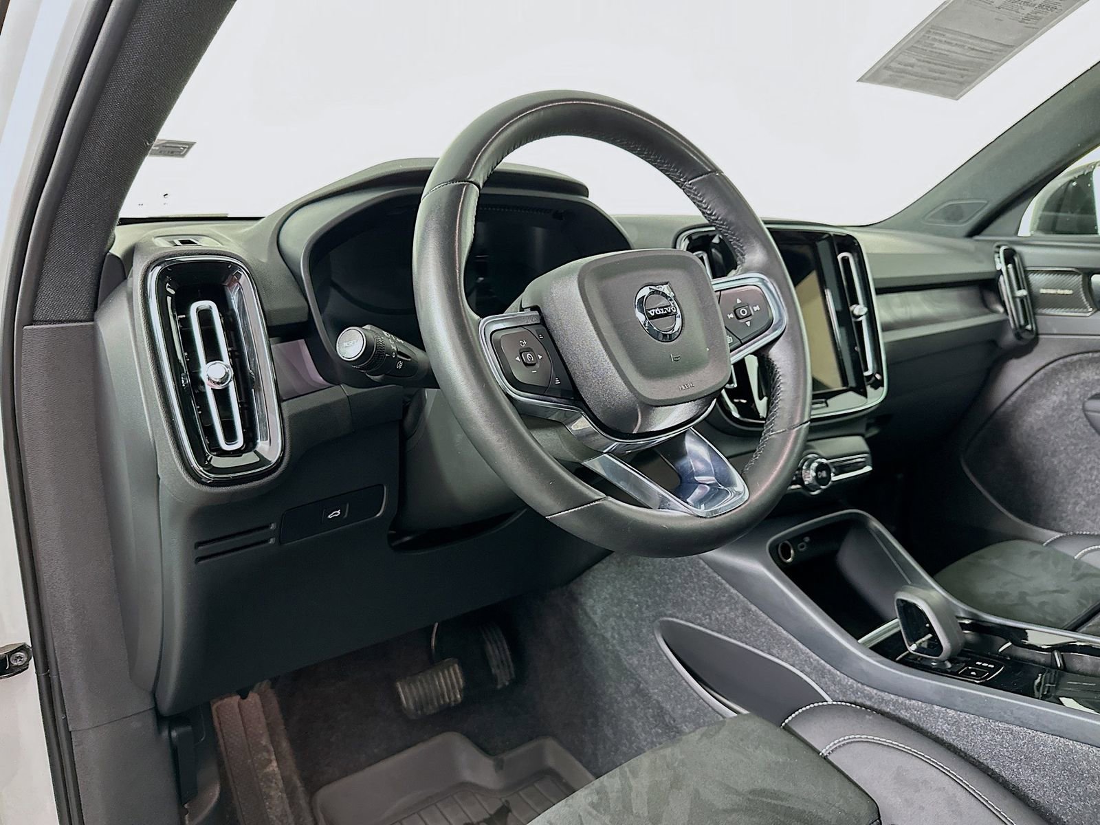 Used 2023 Volvo XC40 Recharge Ultimate w/ Protection Package Premier image 9