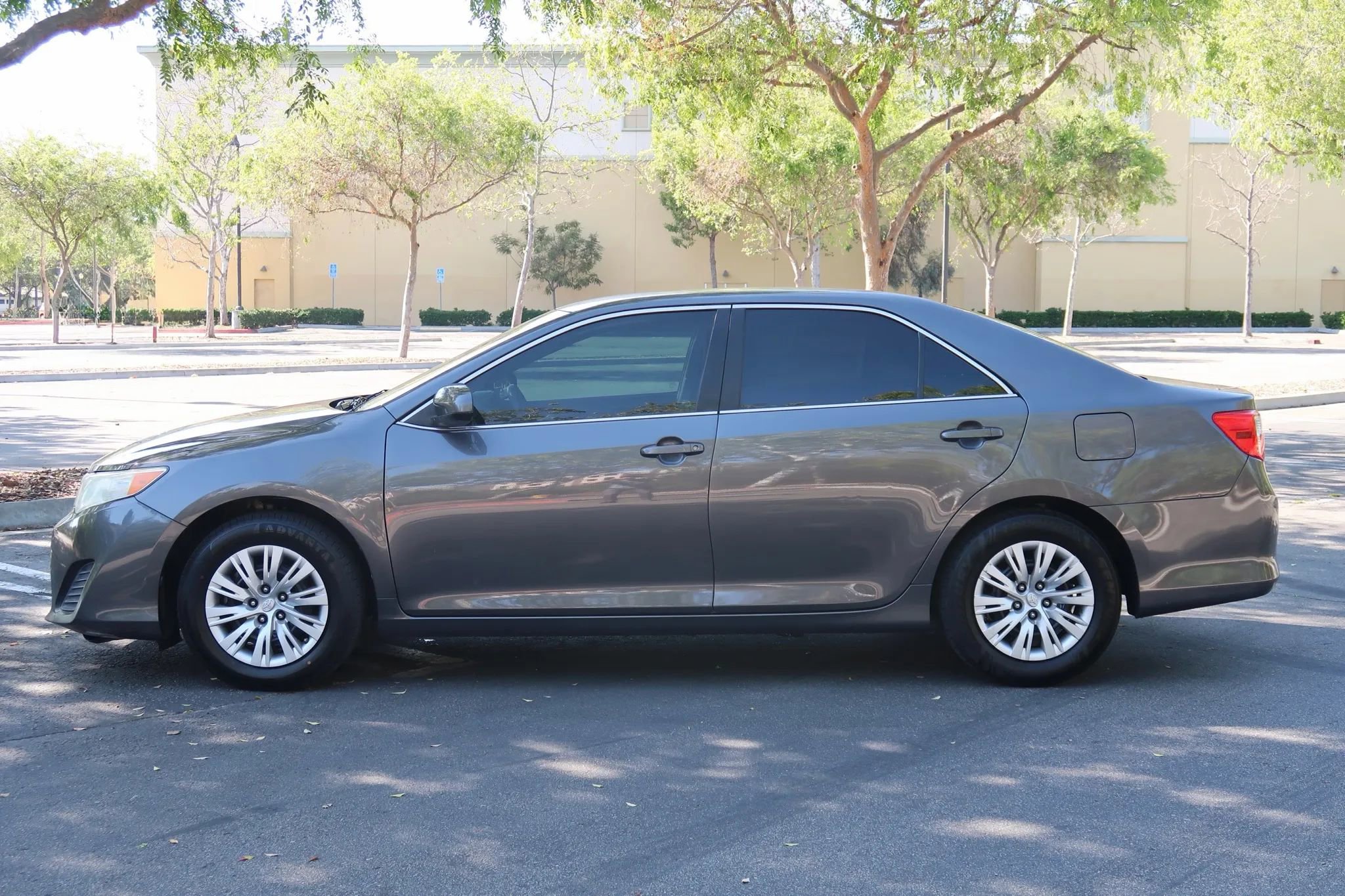 Used 2012 Toyota Camry L image 3