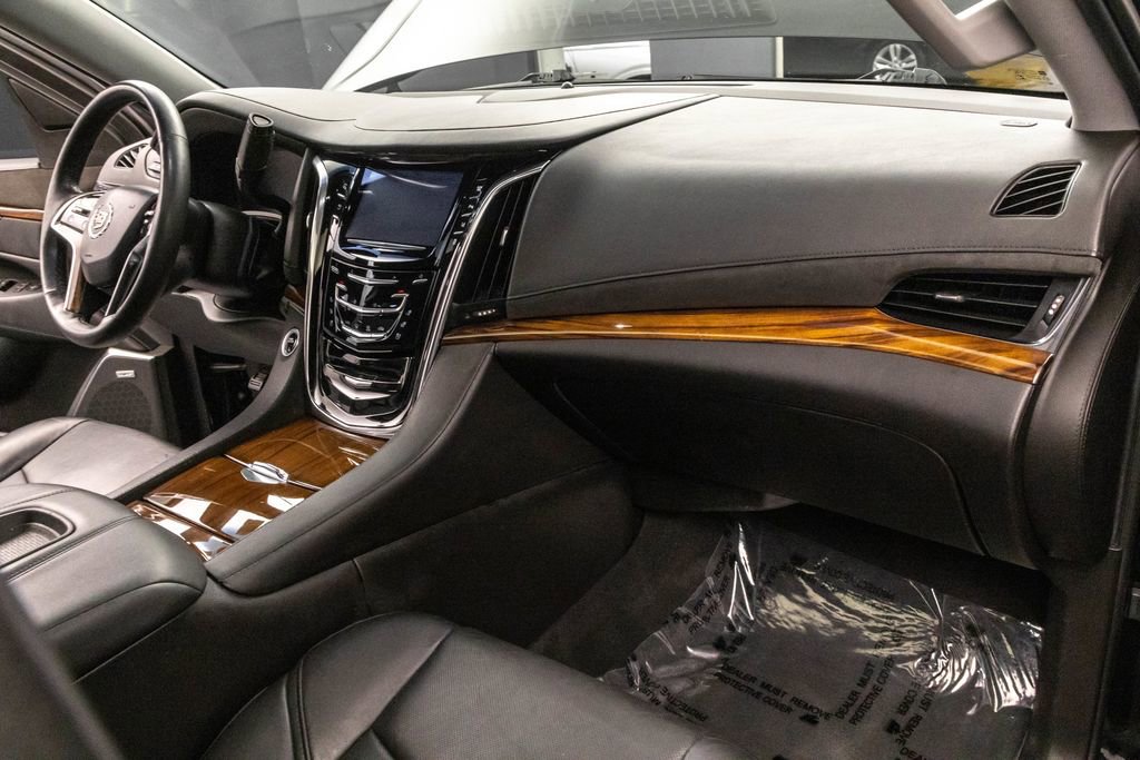 Used 2015 Cadillac Escalade Luxury image 31
