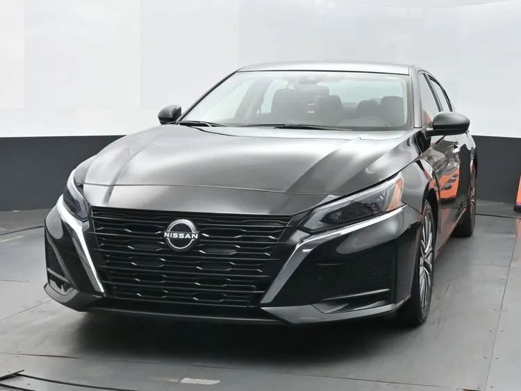 Used 2024 Nissan Altima 2.5 SV image 1