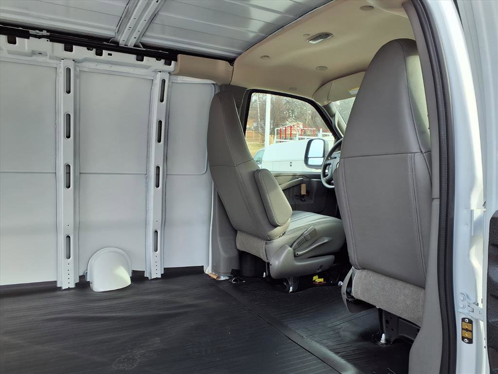 New 2025 GMC Savana 2500 w/ Driver Convenience Package RWD image 15