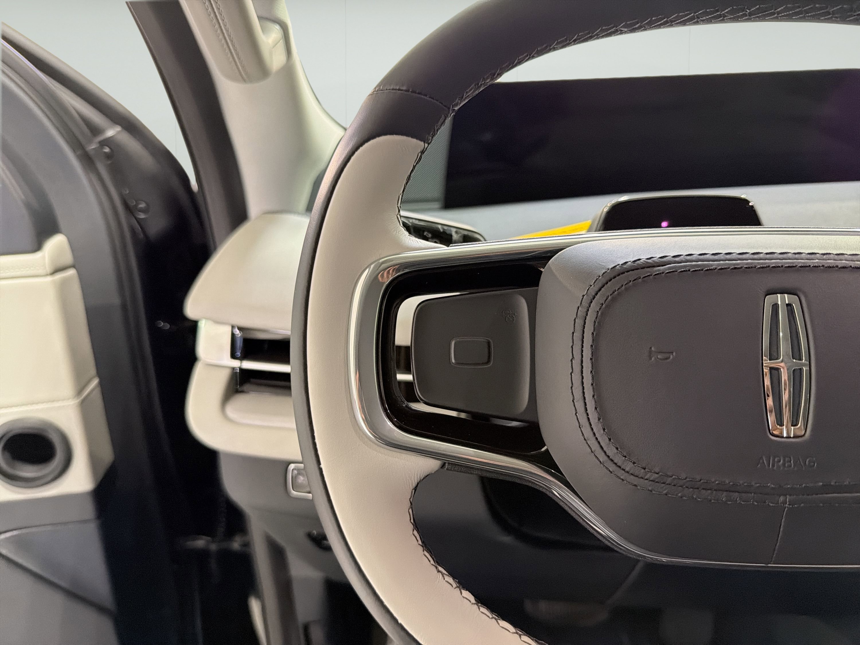 New 2026 Lincoln Navigator Premiere AWD/4WD image 14