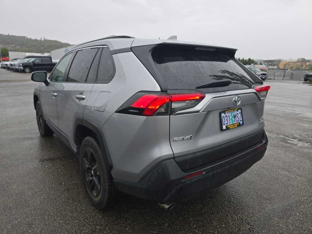 Used 2020 Toyota RAV4 XLE AWD/4WD image 2