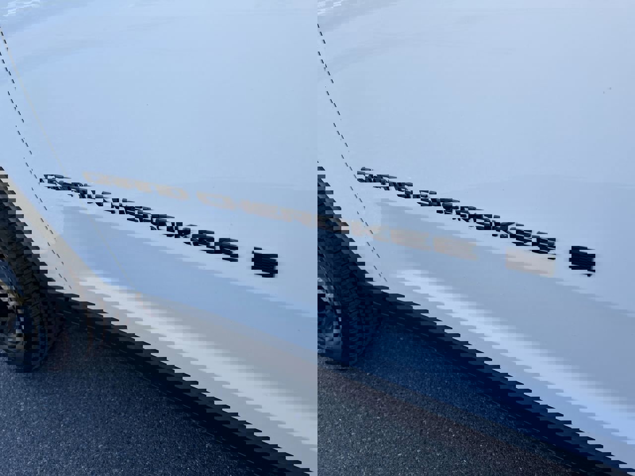 Used 2023 Jeep Grand Cherokee L Laredo image 12