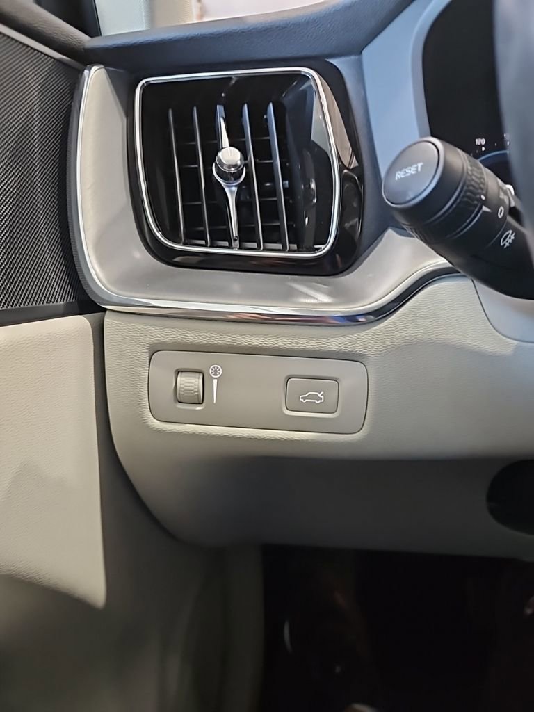 Used 2022 Volvo XC60 B5 Momentum image 37