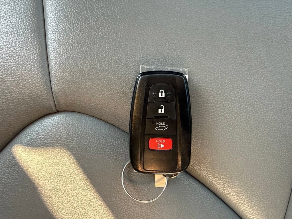 Used 2022 Toyota Highlander XLE AWD/4WD image 30