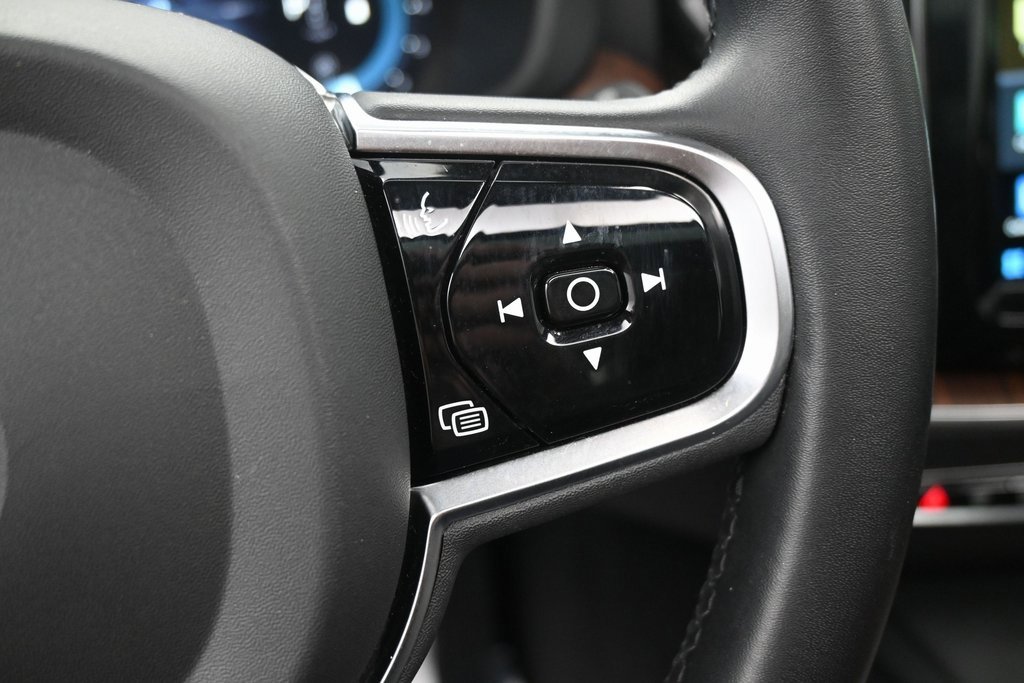 Used 2023 Volvo XC60 B5 Plus image 23