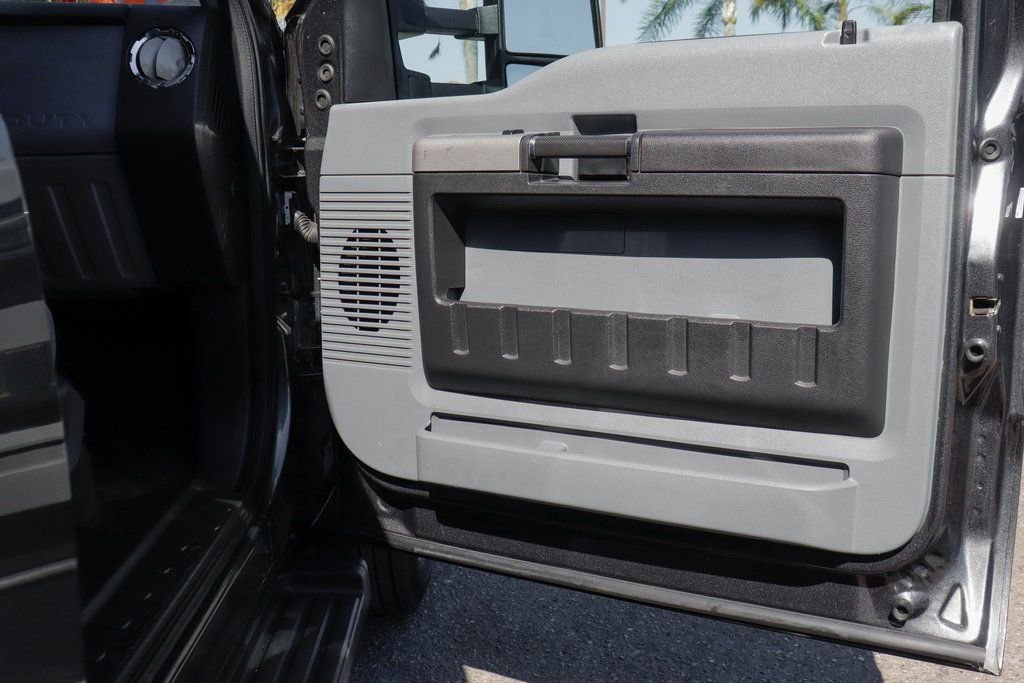 Used 2016 Ford F550 4x4 Crew Cab Super Duty w/ XLT Interior Package image 43