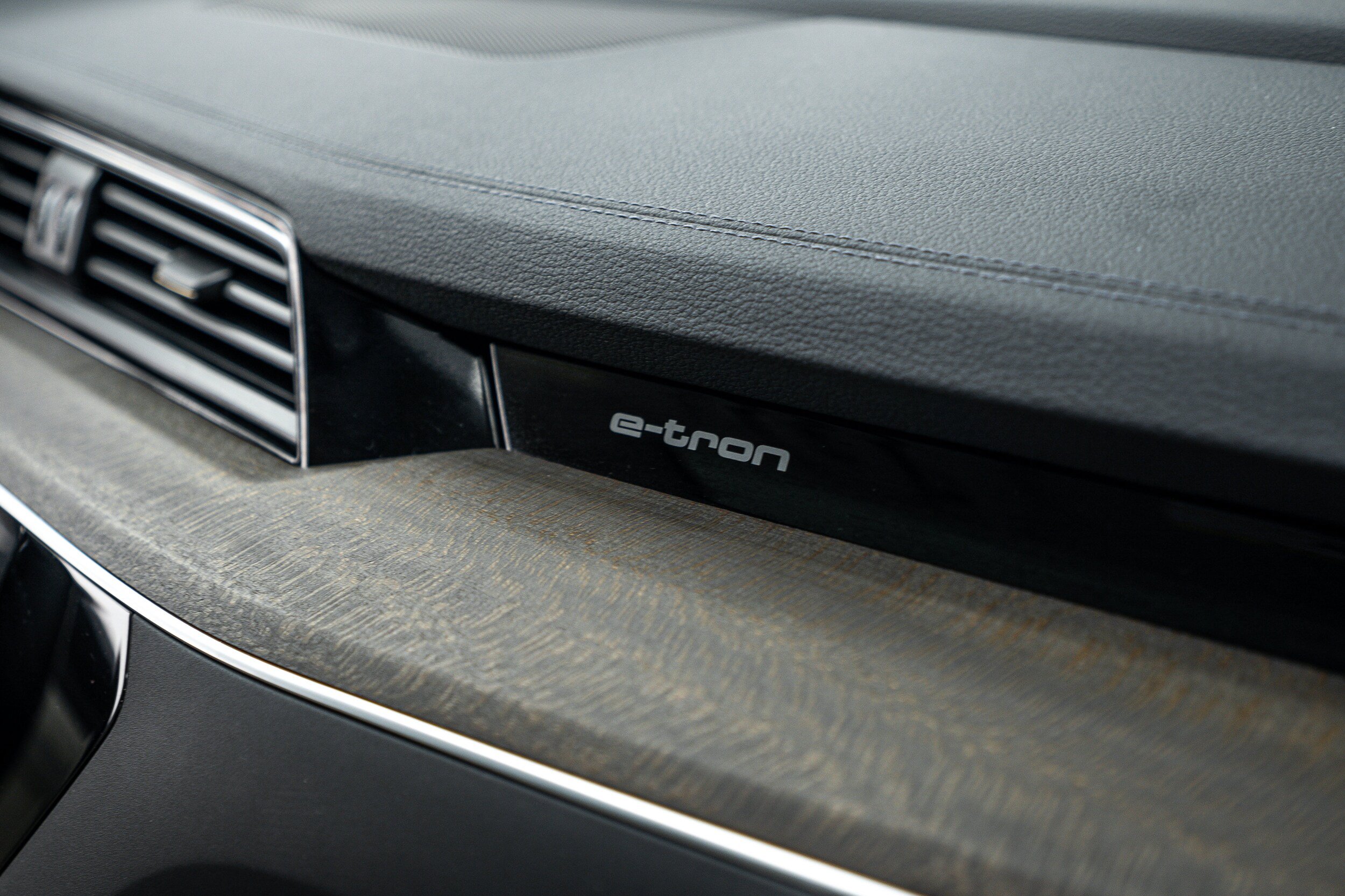 Certified 2024 Audi Q8 e-tron Premium Plus w/ Premium Plus Package AWD/4WD image 9