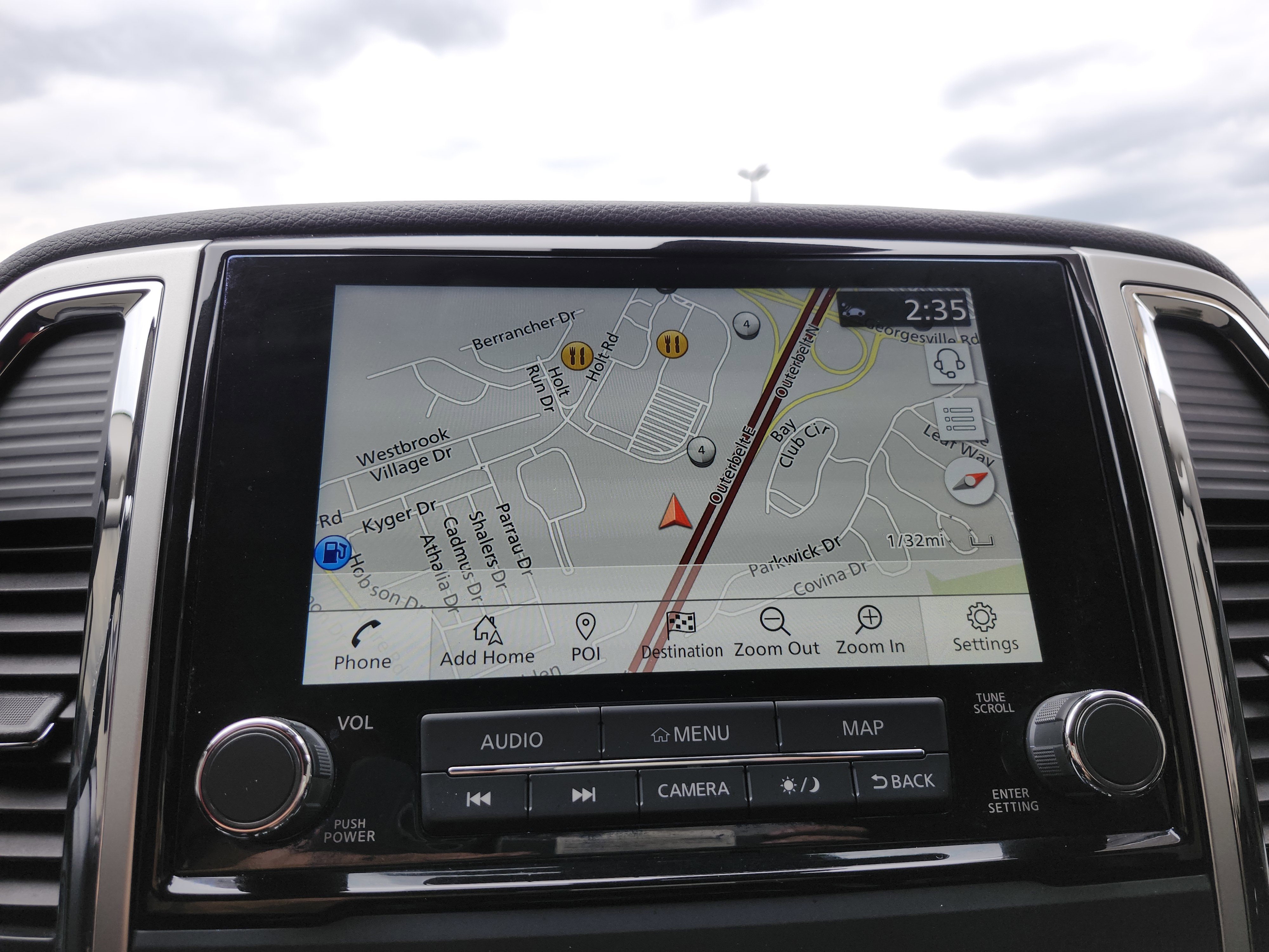 Used 2021 Nissan Titan SL w/ Moonroof Package AWD/4WD image 4