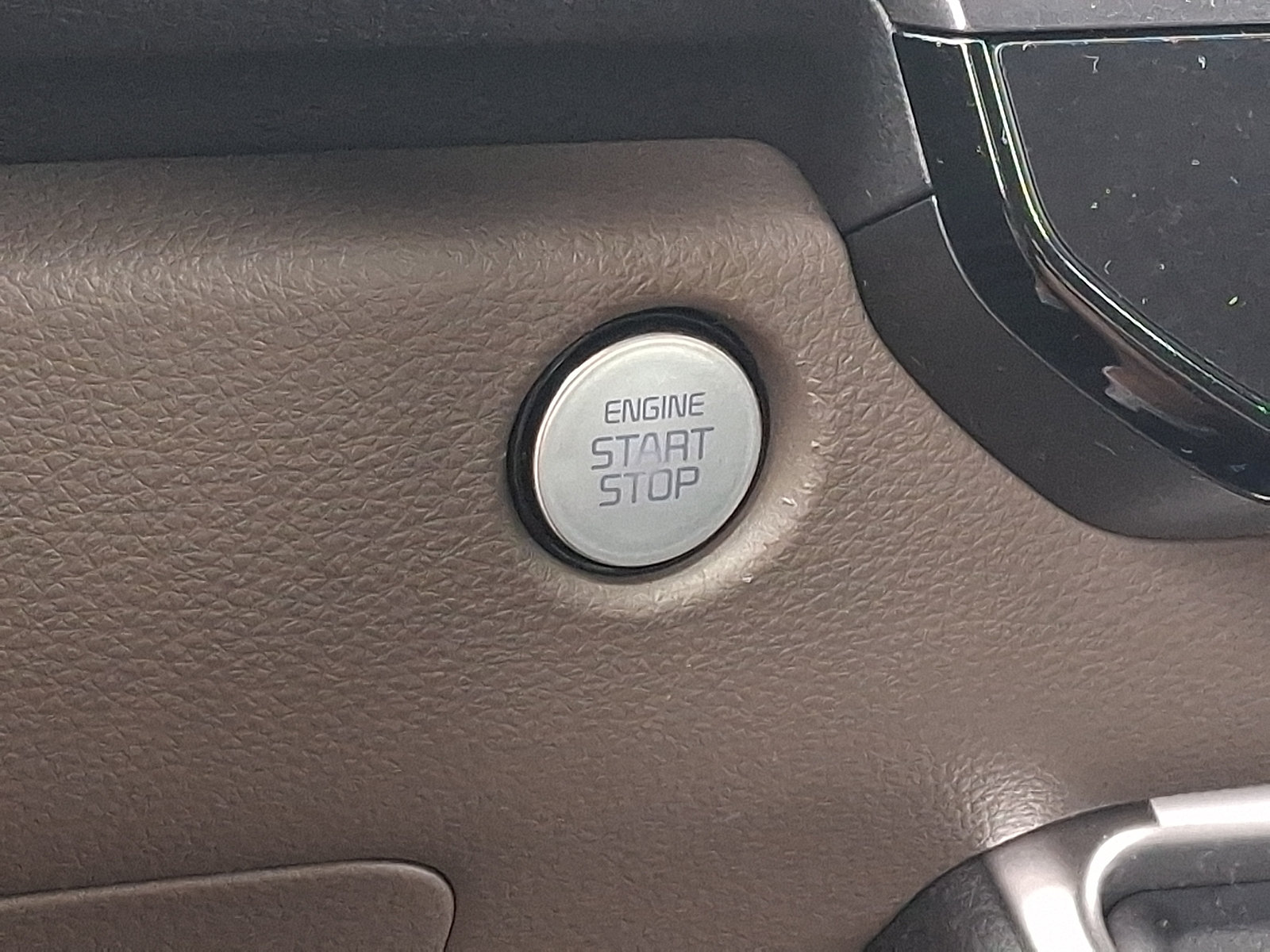 Used 2025 Kia Carnival FWD image 25
