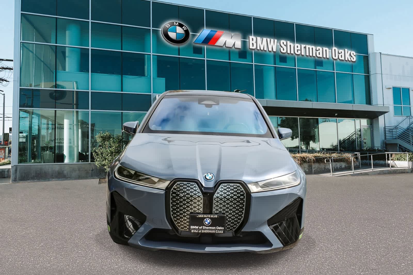 Used 2024 BMW iX xDrive50 w/ Sport Package AWD/4WD image 2