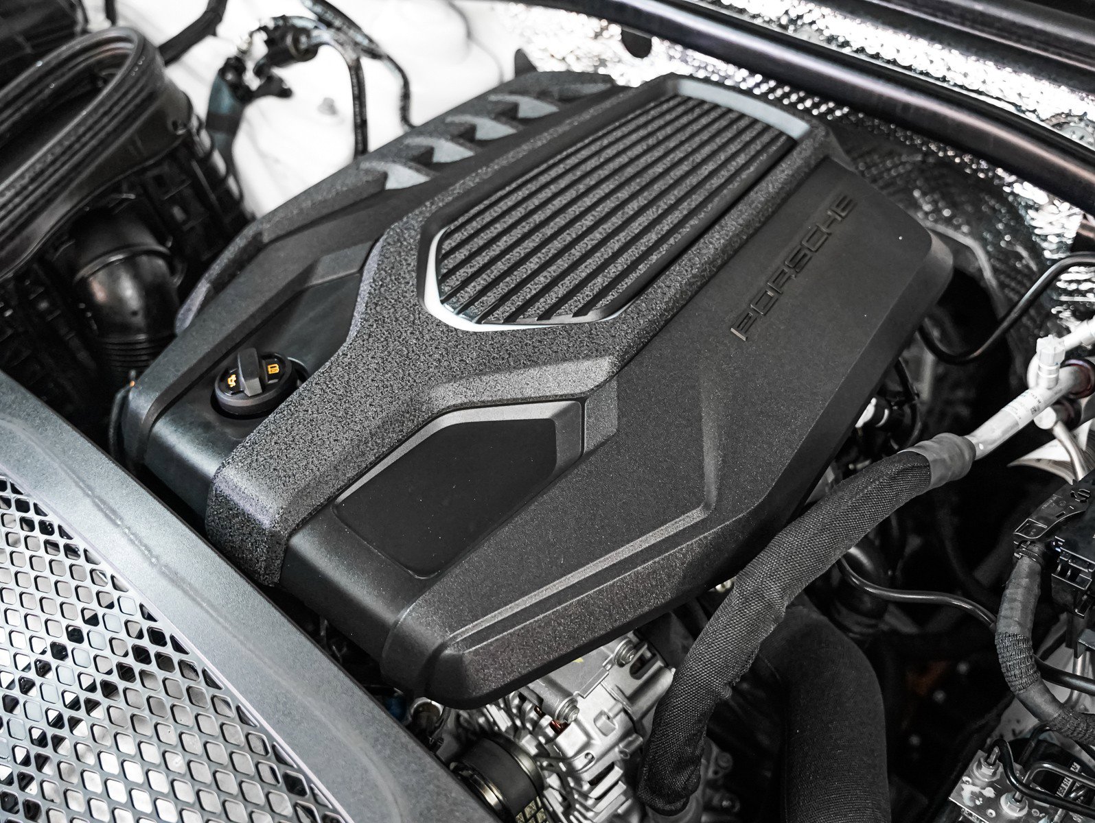 Certified 2024 Porsche Macan image 12