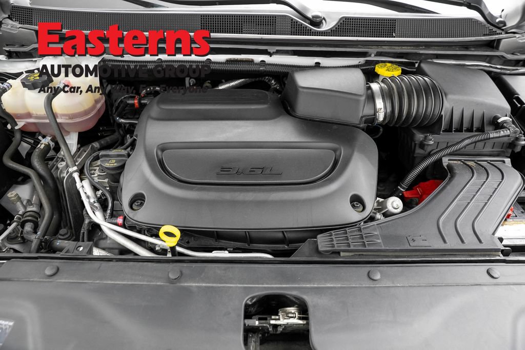 Used 2023 Chrysler Pacifica Touring-L FWD image 7