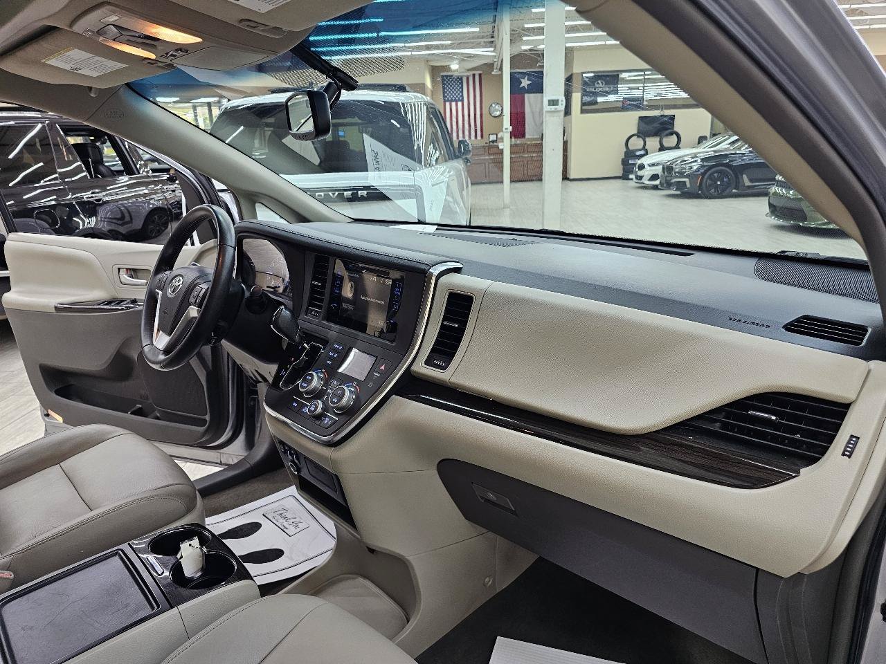 Used 2015 Toyota Sienna XLE w/ XLE Navigation Package FWD image 21