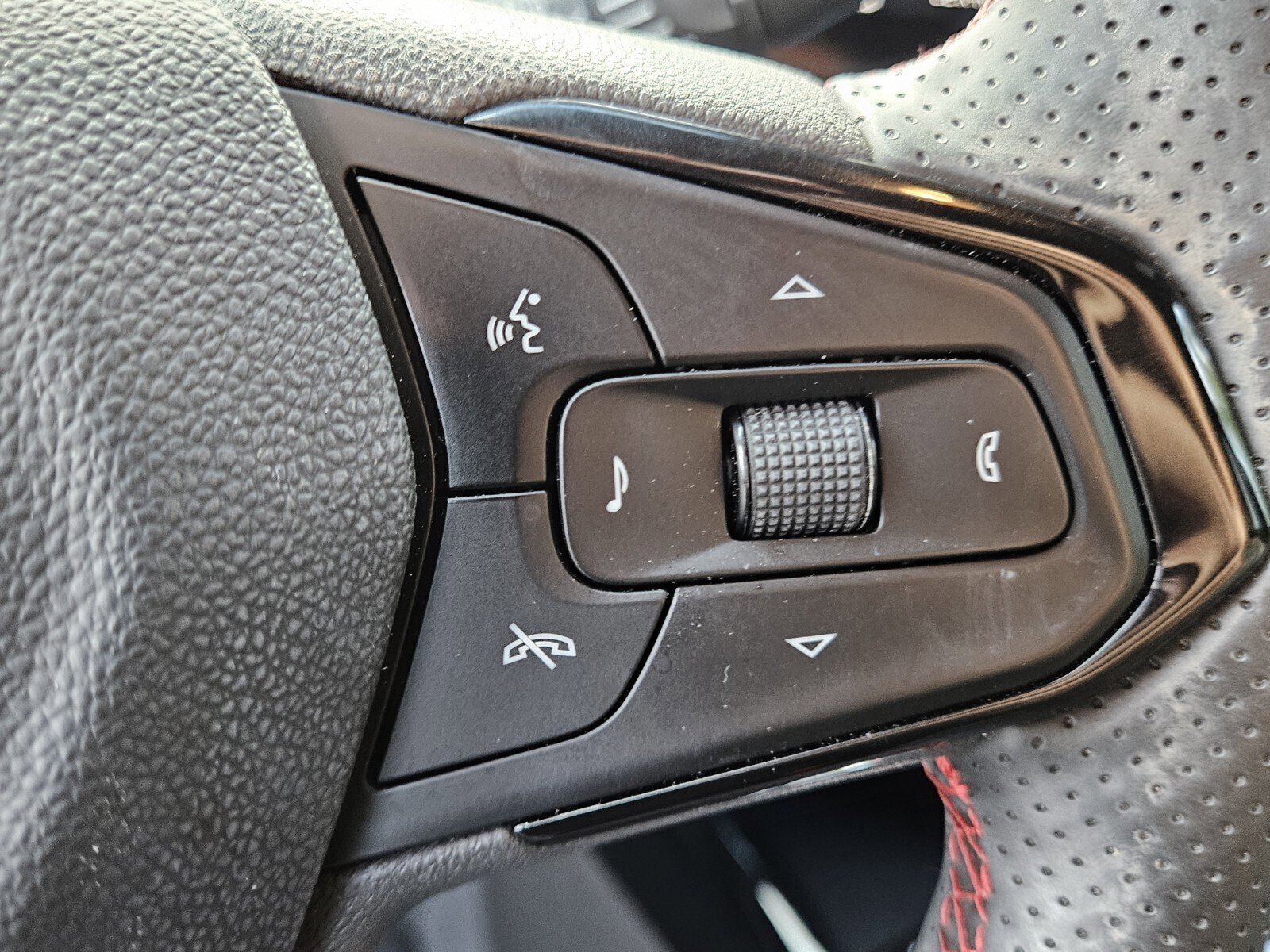 Used 2025 Chevrolet Trax RS w/ Driver Confidence Package image 28