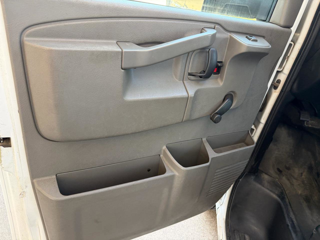 Used 2017 Chevrolet Express 3500 RWD image 38