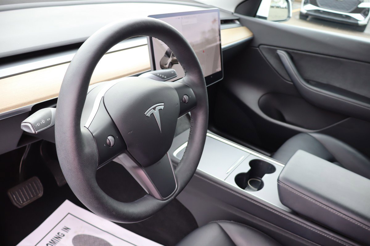 Used 2022 Tesla Model Y Long Range image 9