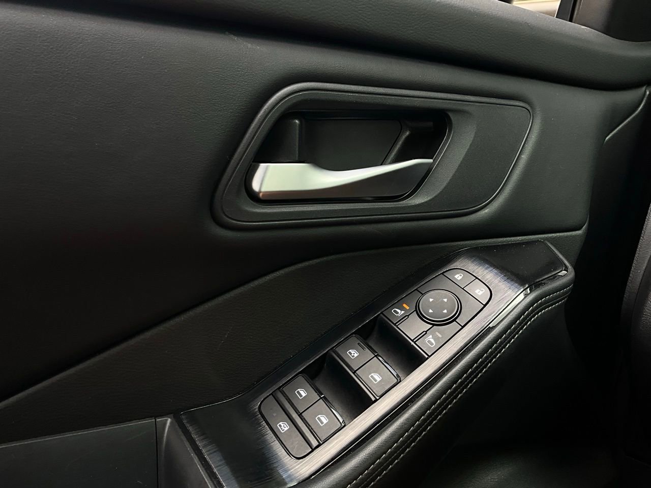 Used 2025 Nissan Rogue SV image 21