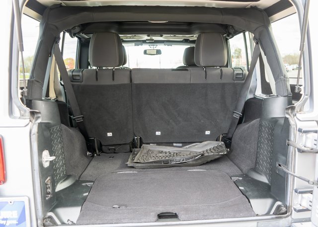 Used 2017 Jeep Wrangler Unlimited Rubicon w/ Connectivity Group image 11
