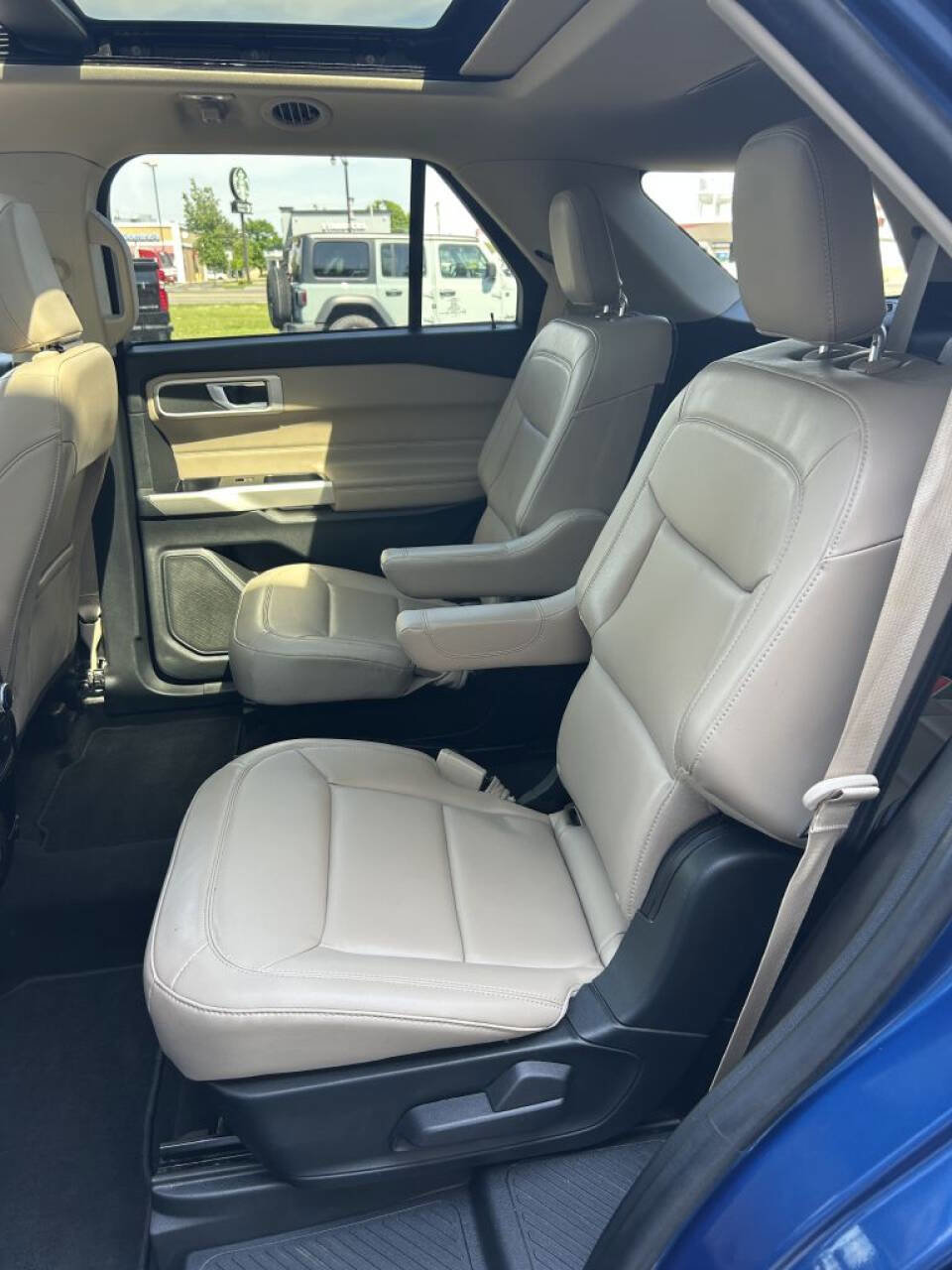 Used 2021 Ford Explorer XLT w/ Equipment Group 202A AWD/4WD image 24